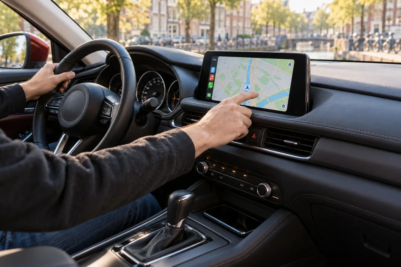 Navigatie met CarPlay op een ingebouwd 9-inch scherm in een Kia Ceed van een klant uit Eindhoven